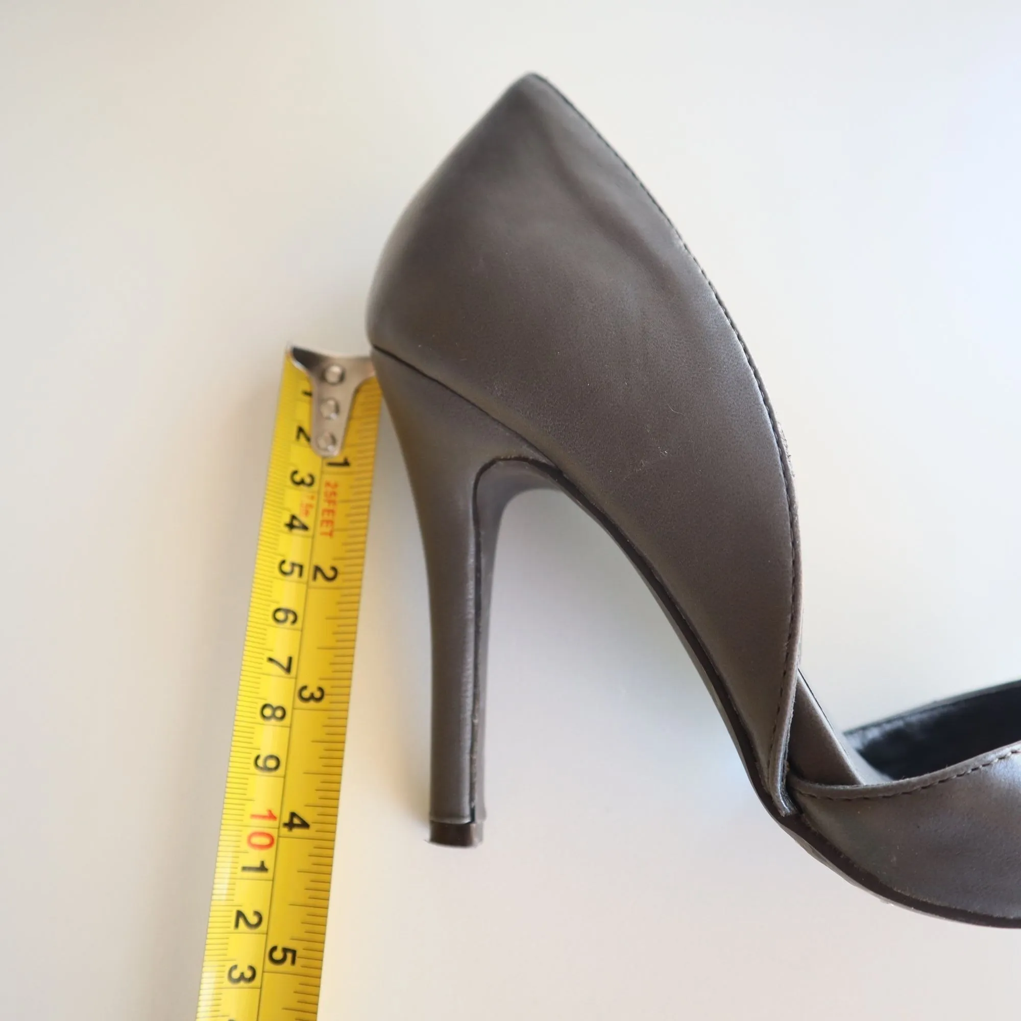 Breckelle's Women's Gray Pointed Toe High Heel Pumps Size 6.5