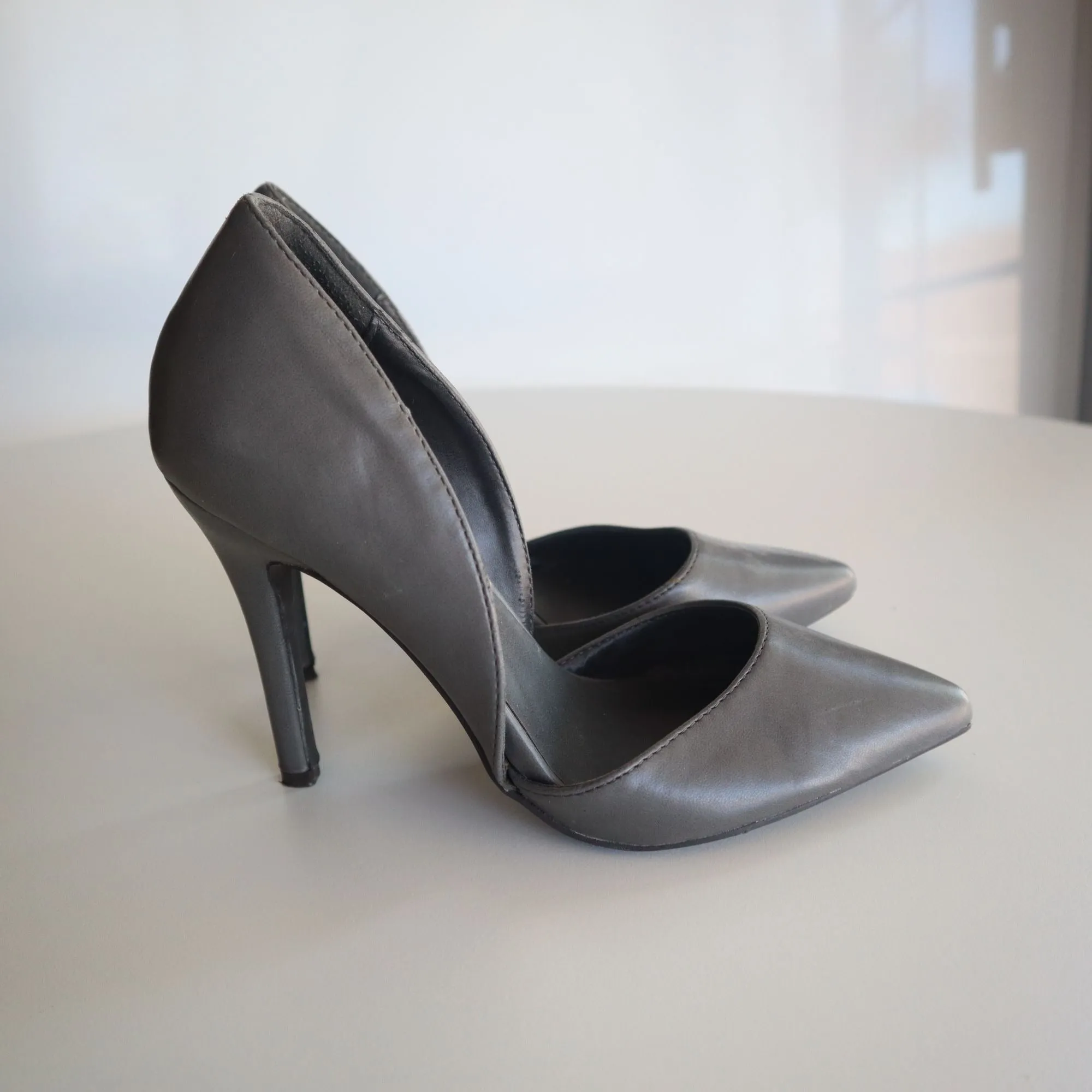 Breckelle's Women's Gray Pointed Toe High Heel Pumps Size 6.5