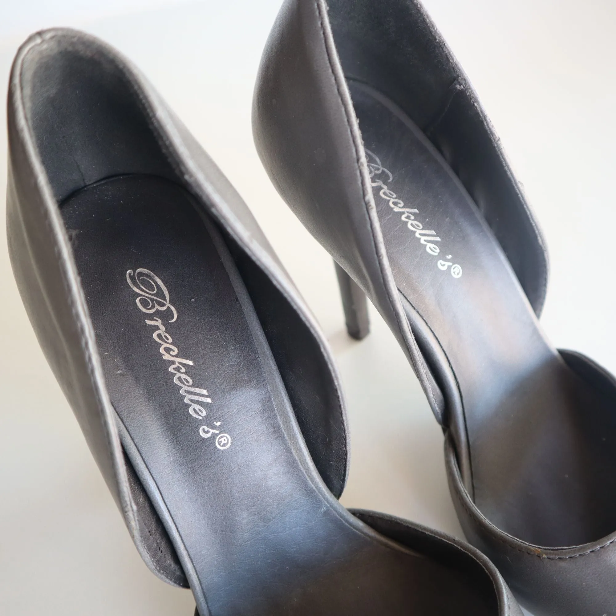 Breckelle's Women's Gray Pointed Toe High Heel Pumps Size 6.5