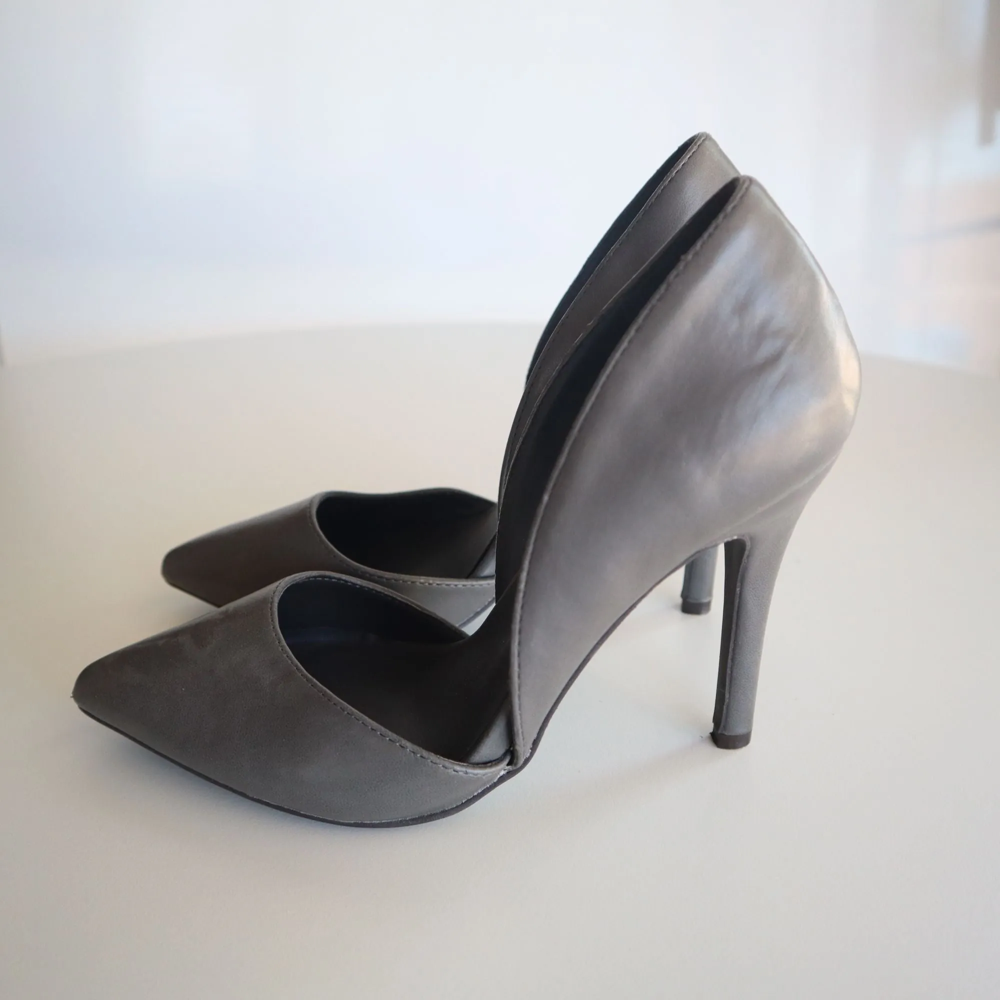 Breckelle's Women's Gray Pointed Toe High Heel Pumps Size 6.5