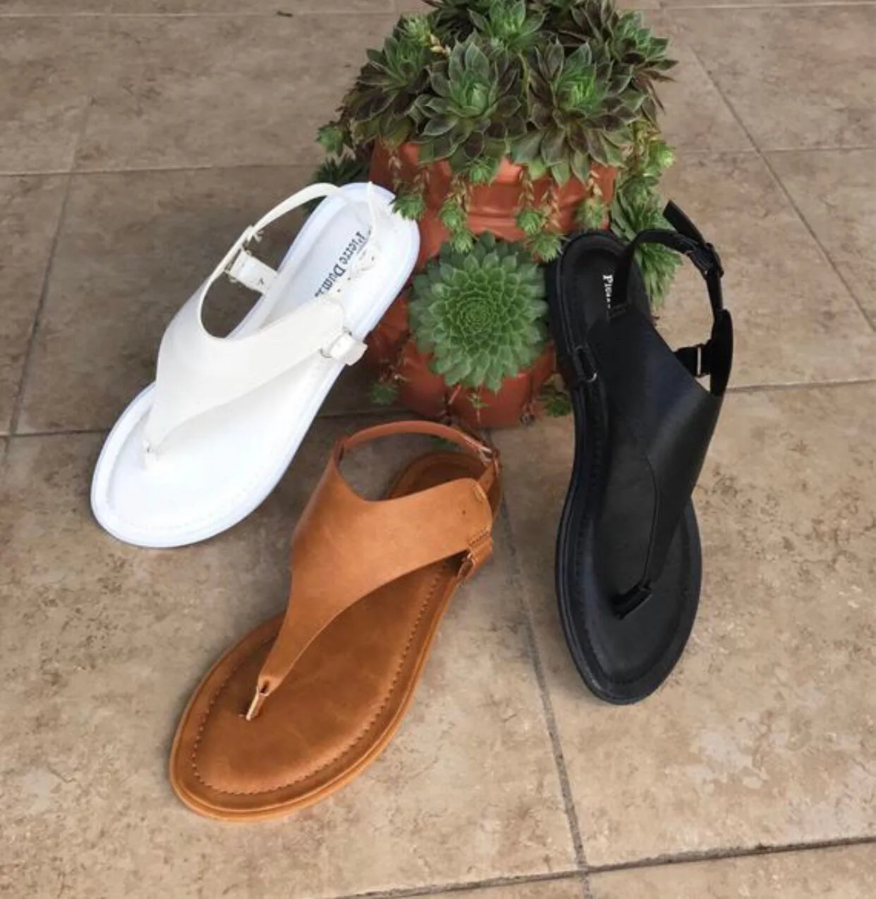 Monogrammed Sandals,WHITE Bridesmaid Flip Flops,Bride Slippers,Bridesmaid Gifts - Personalized bridal shoes, bridal flat